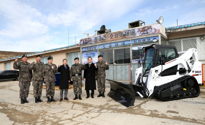 두산, 양구 백두산부대에 소형건설장비 두산밥캣 전달