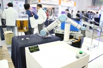 [오토메이션 월드 2017] 금요일 치맥, ‘협업 로봇’과 함께 하실래요?