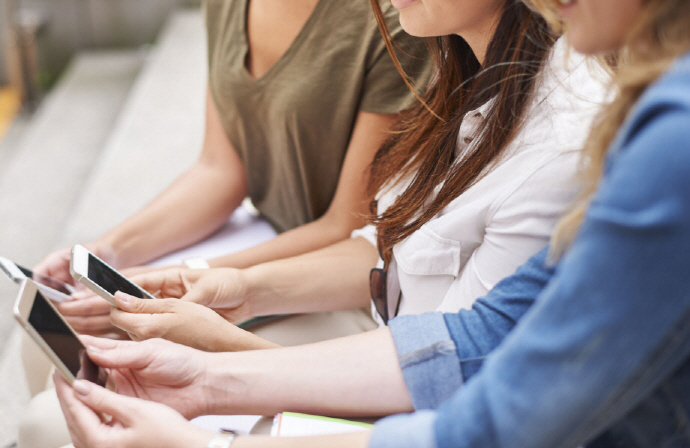 열에 여덟, 스마트폰 없으면 “생활 지장”