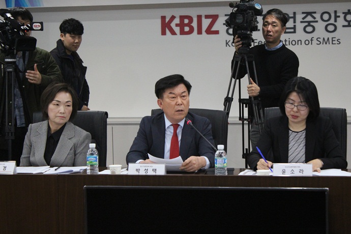 [Policy]‘주52시간’ 근로시간 단축, 노사간의 뚜렷한 온도차에 잠정 보류