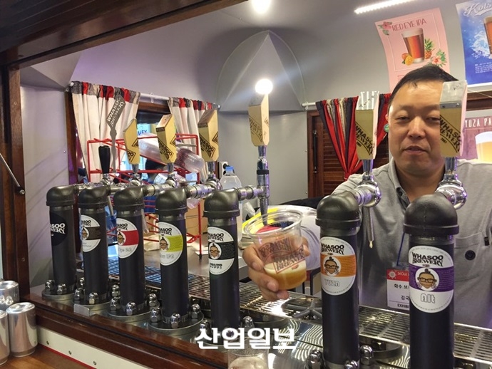 [포토뉴스] 움직이는 양조장 등 ‘2017 서울국제식품산업대전’ 이색 홍보수단 ‘눈길'