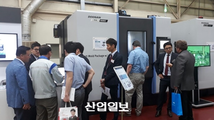 [DIMF2017]두산공작기계 개최 전시회, 국내외 제조업 종사자들 발길 몰려