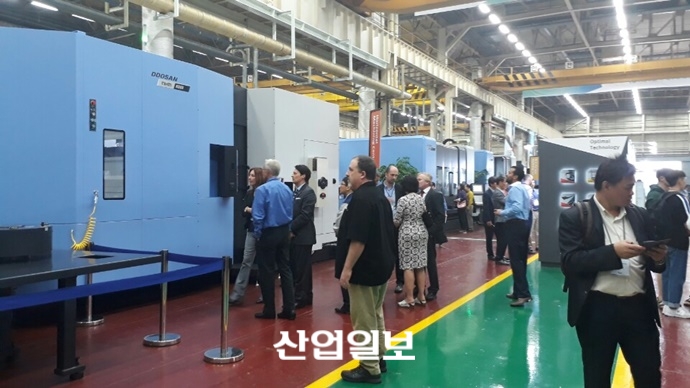 [DIMF2017]두산공작기계 개최 전시회, 국내외 제조업 종사자들 발길 몰려