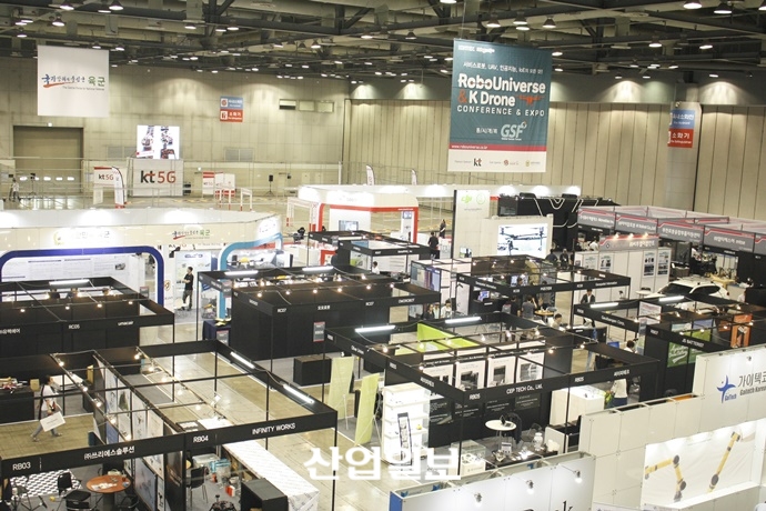 [포토뉴스] 하늘을 가르는 드론들, 한골이라도 더 넣기 위한 부지런한 날개짓