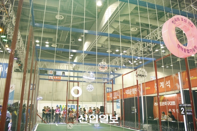 [포토뉴스] 하늘을 가르는 드론들, 한골이라도 더 넣기 위한 부지런한 날개짓