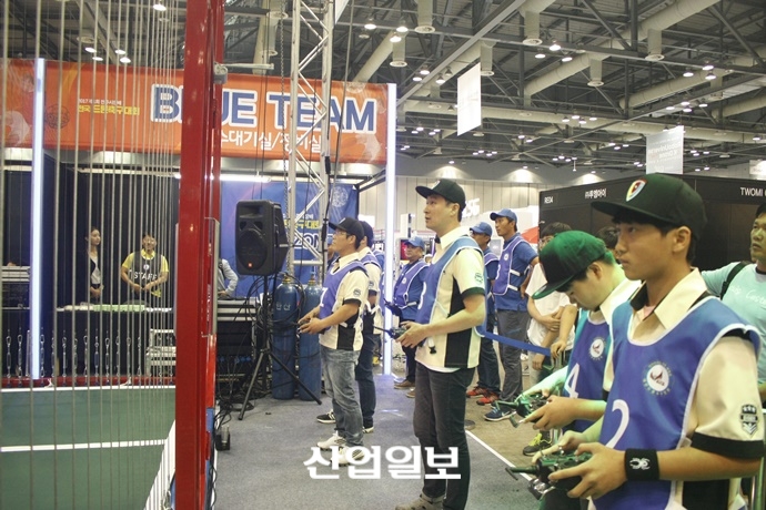 [포토뉴스] 하늘을 가르는 드론들, 한골이라도 더 넣기 위한 부지런한 날개짓