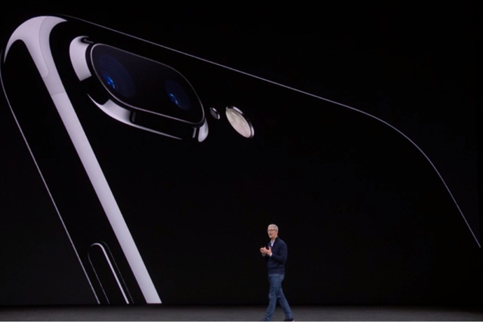 118만 대 출고된 아이폰8, 소비자들은 ‘아이폰X’ 기다린다