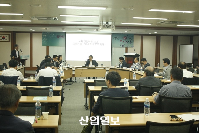 4차 산업혁명 시대, 중소기업 발목잡는 규제 손봐야 한다