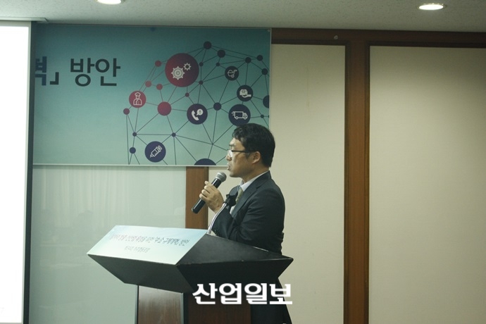 4차 산업혁명 시대, 중소기업 발목잡는 규제 손봐야 한다