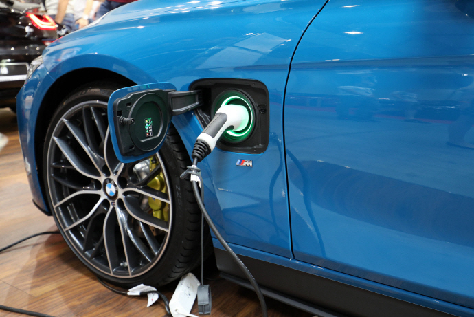 환경문제와 대체에너지 개발 속 전기차 시장 확대