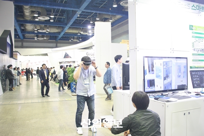 [포토뉴스] ‘눈길·손길·발길이 저절로’…2017 사물인터넷 국제전시회 ‘성공예감’