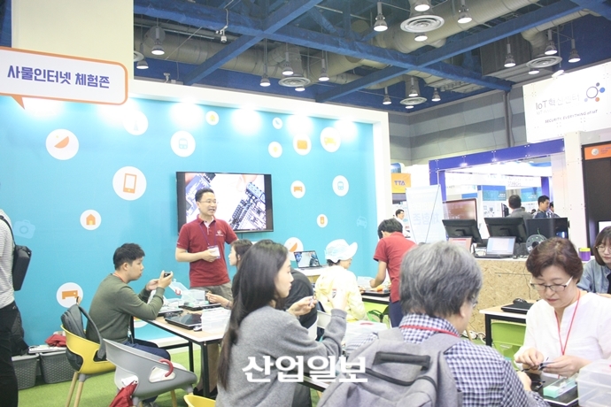 [포토뉴스] ‘눈길·손길·발길이 저절로’…2017 사물인터넷 국제전시회 ‘성공예감’