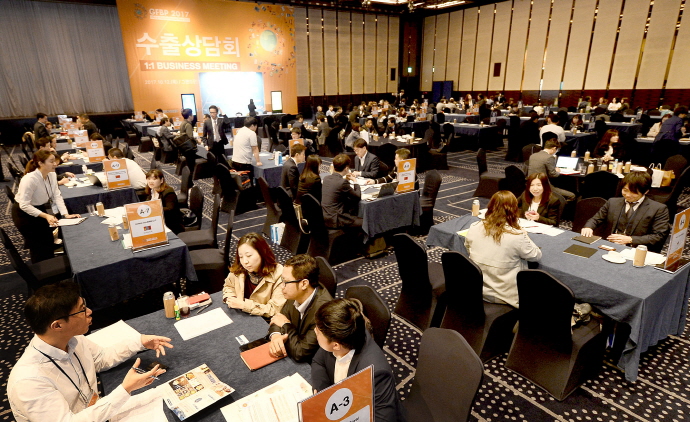 중소 프랜차이즈 해외진출 ‘물꼬’