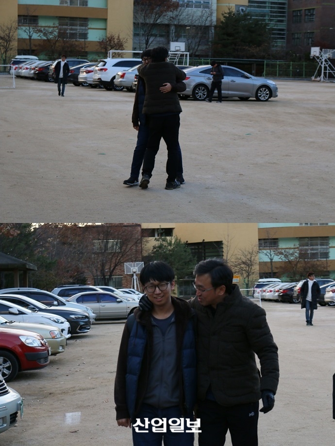 [포토뉴스] “아들아 수고했다”…2018 수능 마치고 고사장 나서는 수험생