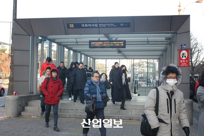 [포토뉴스] 체감온도 ‘영하 20도’…그래도 출근은 계속된다