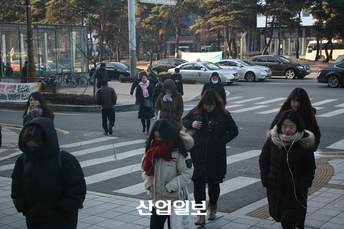 [포토뉴스] 체감온도 ‘영하 20도’…그래도 출근은 계속된다