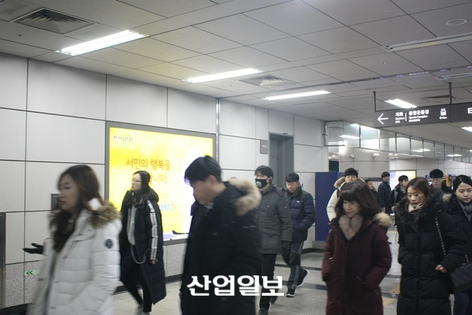 [포토뉴스] 체감온도 ‘영하 20도’…그래도 출근은 계속된다