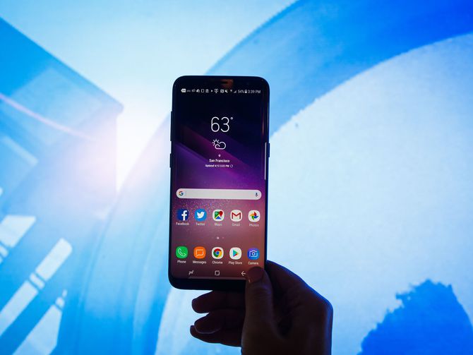 이르면 내년 2월말 선보이는 갤럭시 S9, 아이폰X와 정면대결은 비껴가