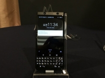 [포토뉴스] 블랙베리 키원 블랙에디션, '예쁜 쓰레기' 오명 씻을까