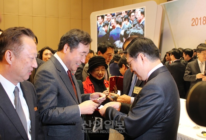 [포토뉴스] 이낙연 국무총리, 경제계 현장 목소리에 ‘집중’