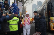 [포토뉴스] 추위녹인 평창동계올림픽 성화봉송, 평창까지 달려