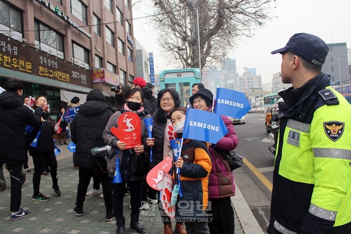[포토뉴스] 추위녹인 평창동계올림픽 성화봉송, 평창까지 달려