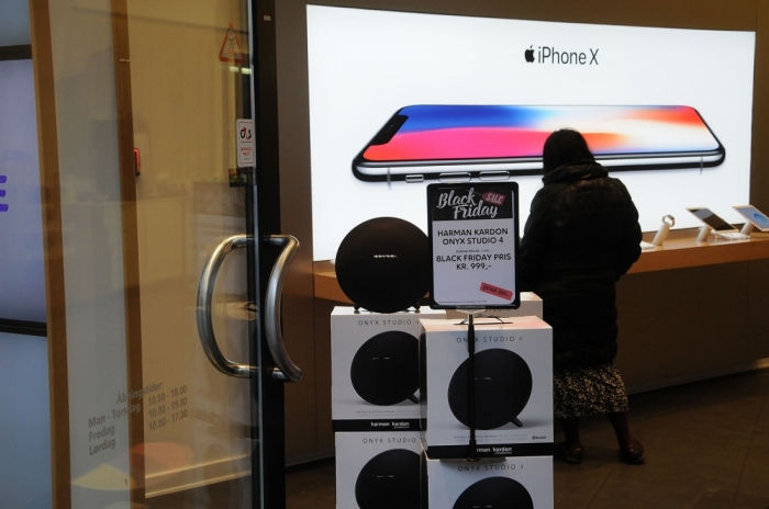 [모바일 On] 고의성능저하 집단소송 휘말린 애플, 아이폰X 수요도 ‘적신호’