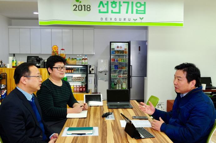 홍종학 중기부 장관, 올해 최저 임금 보장 기업 방문