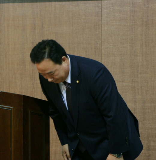 어기구 의원 'SNS에 아들 방송국 공채지원 간접취업청탁 보도 관련' 사죄