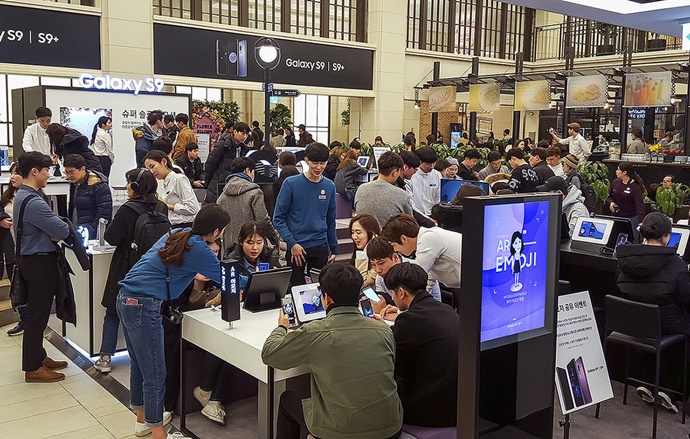 [모바일 On] 야심차게 출시한 삼성전자 갤럭시S9, 시장 반응은 ‘미지근’