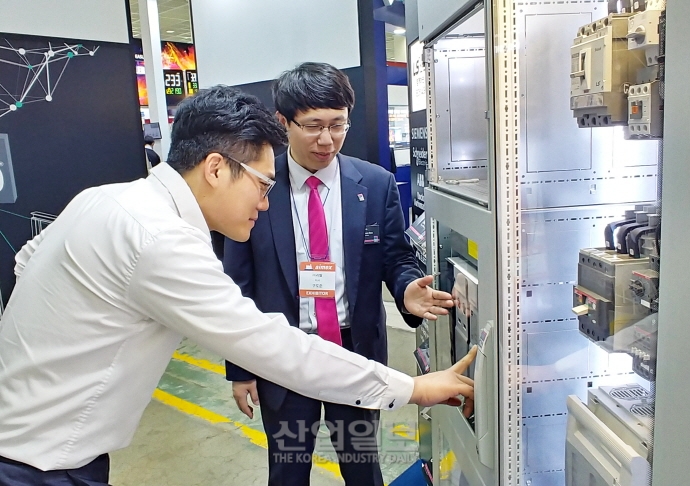 [오토메이션월드 2018] 리탈, 스마트공장에 적합한 전기제어시스템 선보여