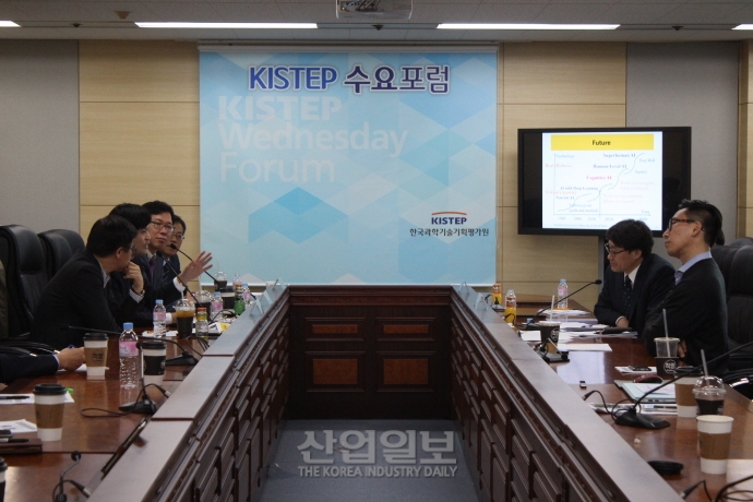 인공지능(AI), 인간과 로봇의 긍정적인 공진화 추구해야