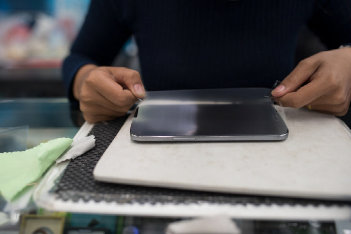 휴대폰 필름 붙여주는 기계 ‘톄모다스’ 또 다른 실업자 양산