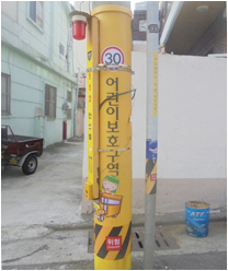 노란 옷으로 갈아입은 전신주, 이유라도 있는 걸까