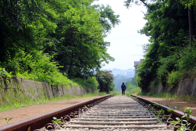 [사진으로 보는 산업뉴스] 과거 속으로 사라진 항동철길, 지금은…
