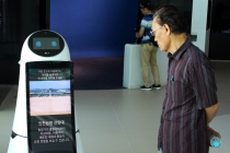 [사진으로 보는 산업뉴스] 복잡한 공항 내부, 인공지능 로봇이 안내한다