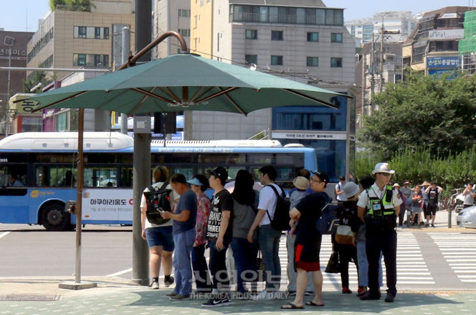 [사진으로 보는 산업뉴스] 폭염 그늘막 ‘잠깐 있다 가세요’