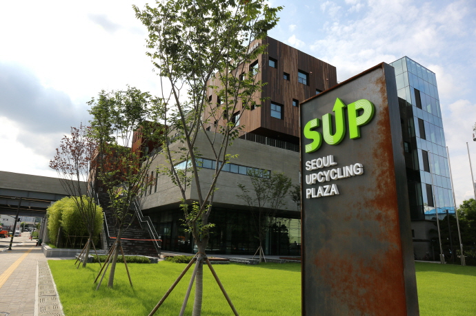 [쓰레기 대란 ③] 런웨이를 걷는 쓰레기, '가치를 입다'