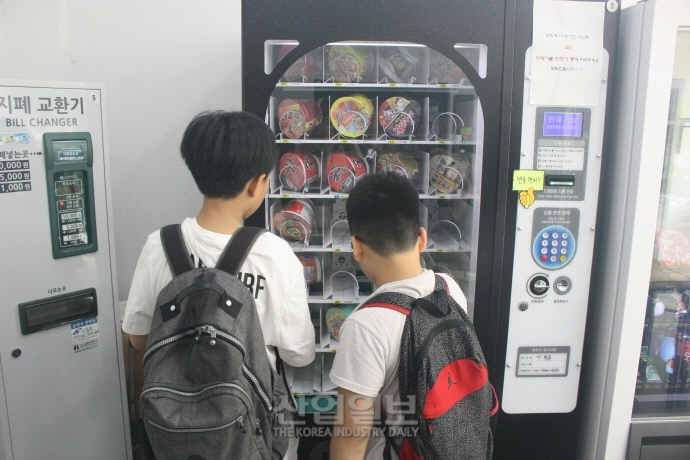 [지금은 무인시대-무인편의점 편] 찍고, 찍고, 돌리고, 내리고~