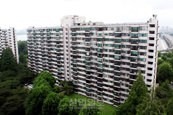 [사진으로 보는 산업뉴스] 서울 아파트 재건축 단지에 “흔적 남겨라”…주민 반발