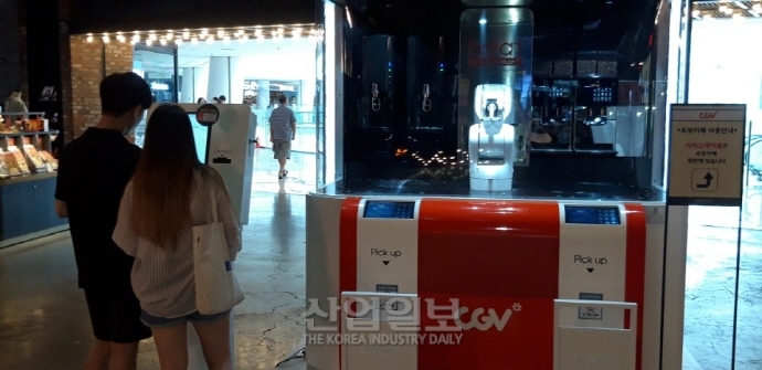 [동영상뉴스][지금은 무인시대-무인카페 下편] 무더운 여름, ‘바리스타 로봇’을 만나세요~