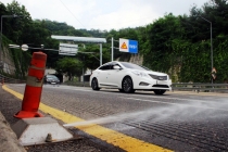 [사진으로 보는 산업뉴스] 제설장비의 변신, 여름철 도로 위 열기 잡는다