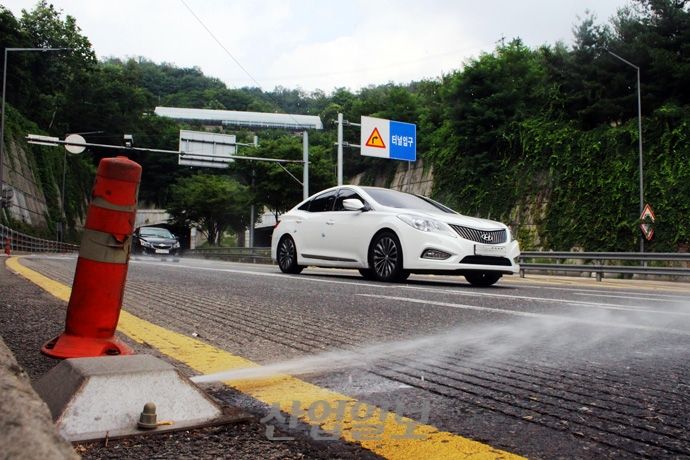 [사진으로 보는 산업뉴스] 제설장비의 변신, 여름철 도로 위 열기 잡는다