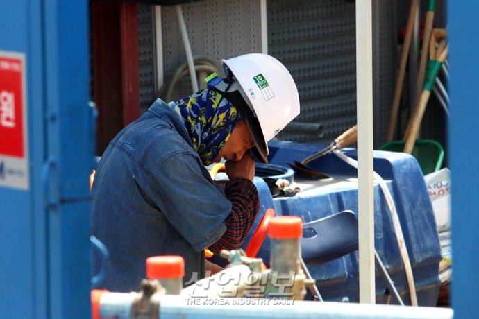 [사진으로 보는 산업뉴스] 건설현장 근로자, 폭염경보 발령 시 작업 멈춘다…임금은 보전