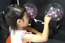 [포토뉴스] 플라즈마 공에 손을 대면 전기가 지익 지이익~