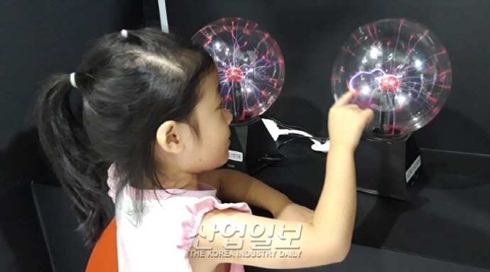 [포토뉴스] 플라즈마 공에 손을 대면 전기가 지익 지이익~