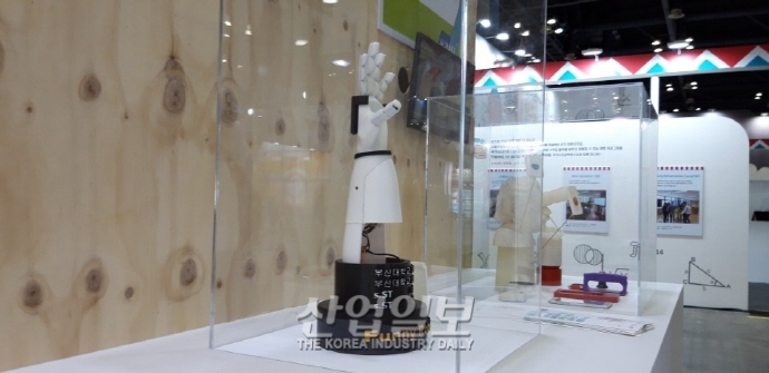 [포토뉴스] 플라즈마 공에 손을 대면 전기가 지익 지이익~