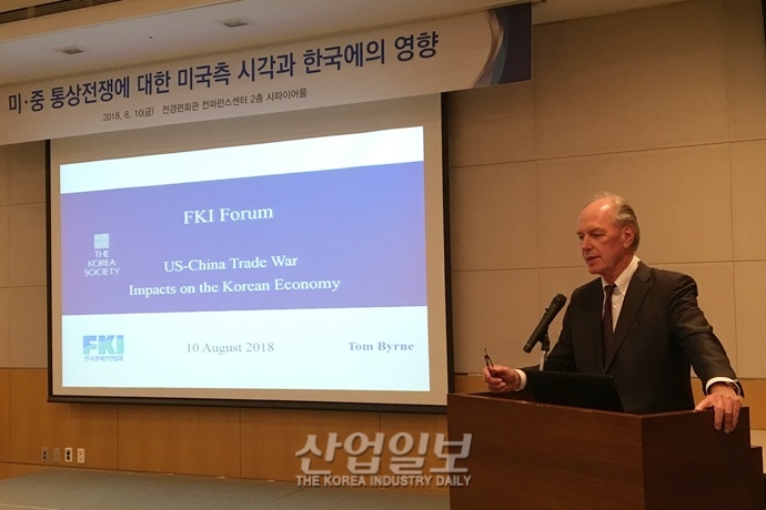 미국과 중국 사이에 낀 한국기업, “글로벌 생산 전략 재점검해야”