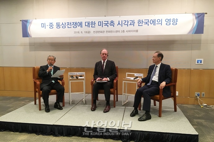 미국과 중국 사이에 낀 한국기업, “글로벌 생산 전략 재점검해야”