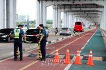 [사진으로 보는 산업뉴스] 밤새 내린 폭우에 보행자 출입이 통제된 잠수교